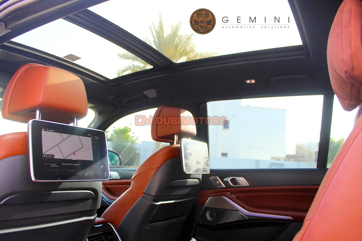 2021 BMW X7 M50i for Sale in Dubai, photo 12 of 17