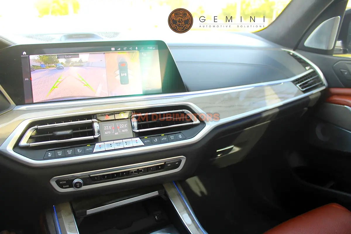 2021 BMW X7 M50i for Sale in Dubai, photo 15 of 17
