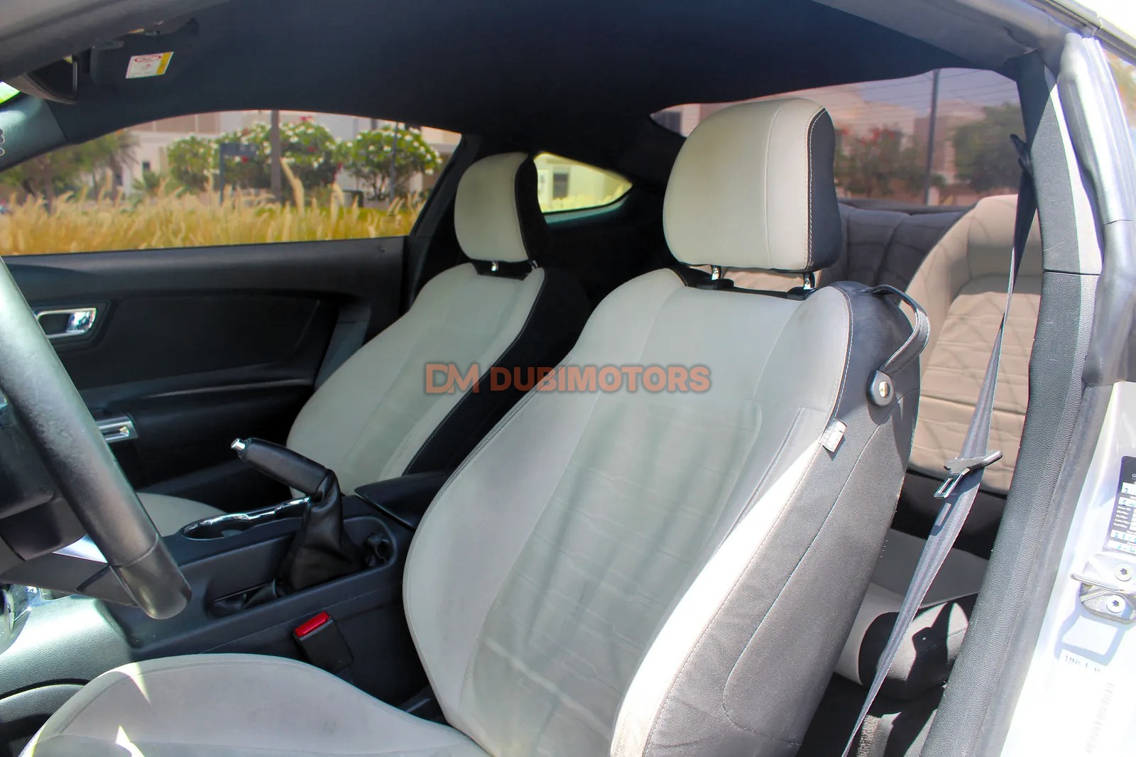 2015 Ford Mustang V6 Coupe for Sale in Dubai, photo 13 of 15