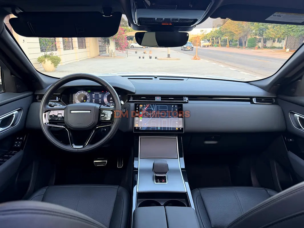 2025 Land Rover Range Rover Velar SE for Sale in Dubai, photo 14 of 17