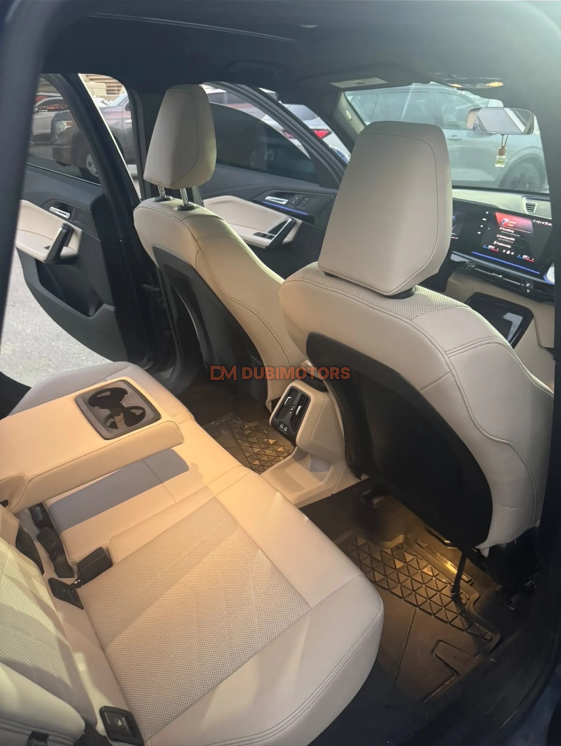 2025 BMW X1 xDrive20i for Sale in Dubai, photo 9 of 11