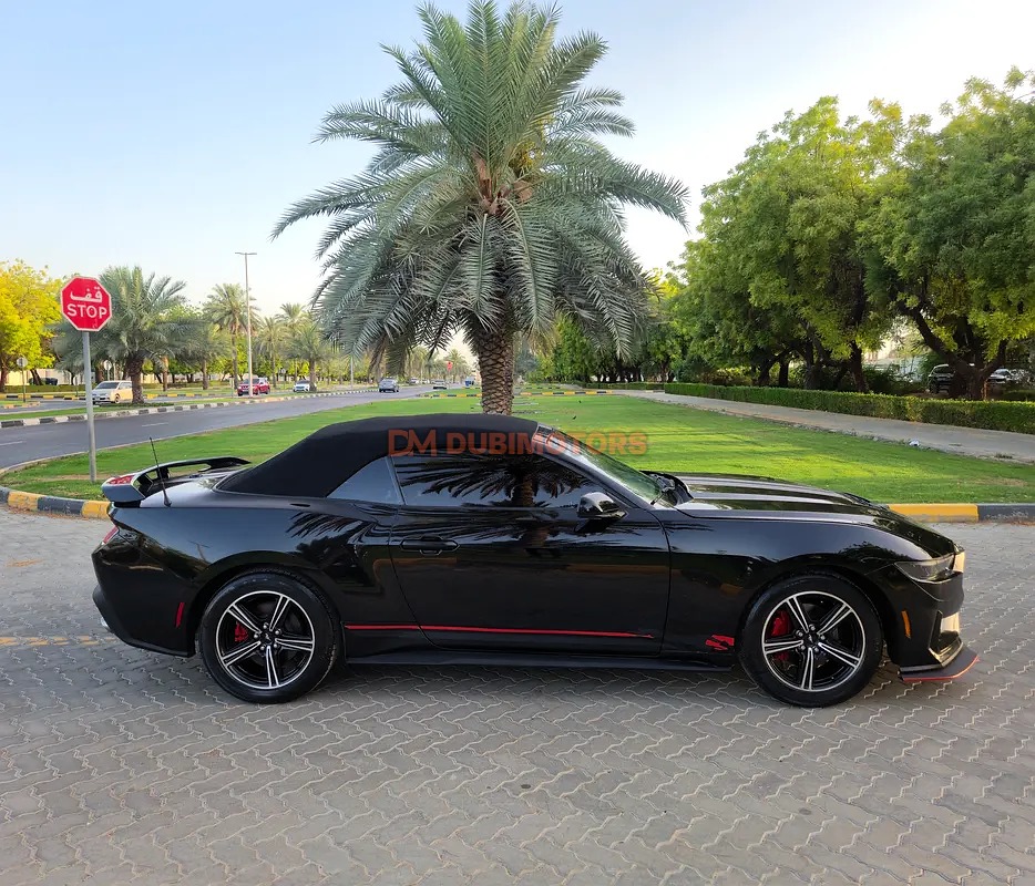2025 Ford Mustang EcoBoost Premium for Sale in Dubai, photo 2 of 13