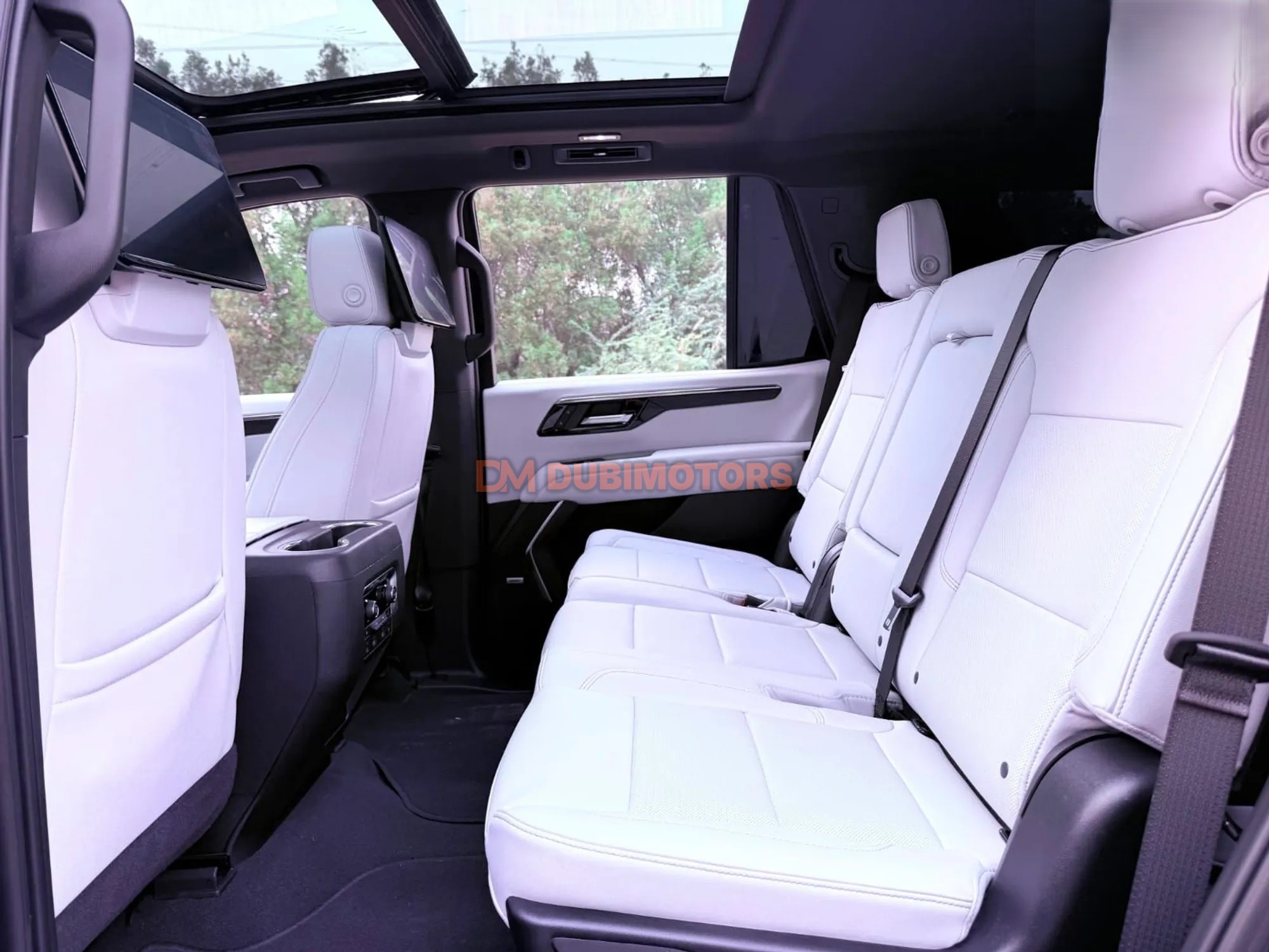 2025 Chevrolet Tahoe Premier for Sale in Sharjah, photo 11 of 13