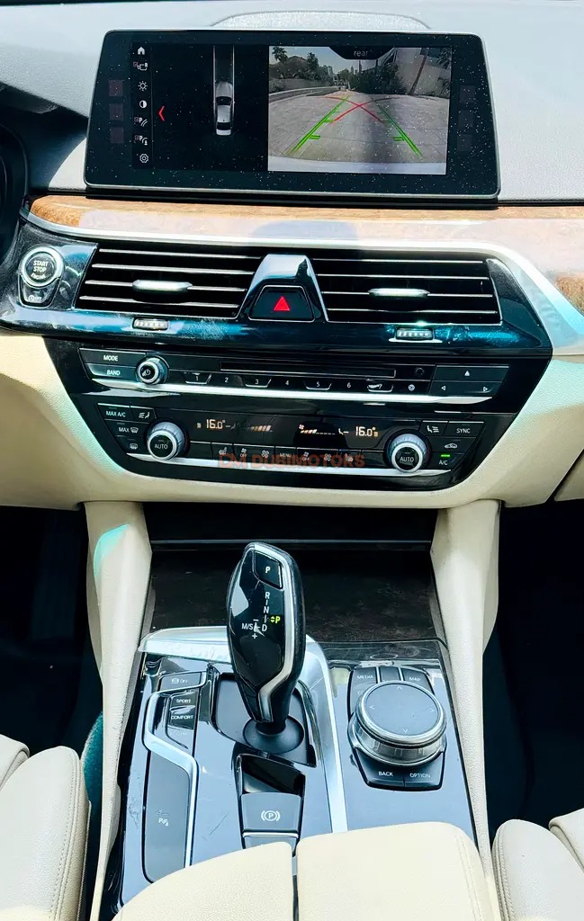 2017 BMW 5 Series 530i for Sale in Dubai, photo 16 of 18