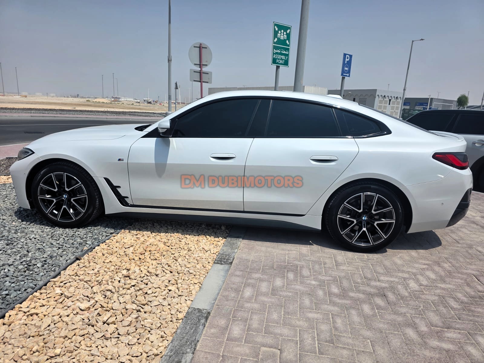 2022 BMW 4 Series 420i M Sport for Sale in Abu Dhabi, photo 9 of 18