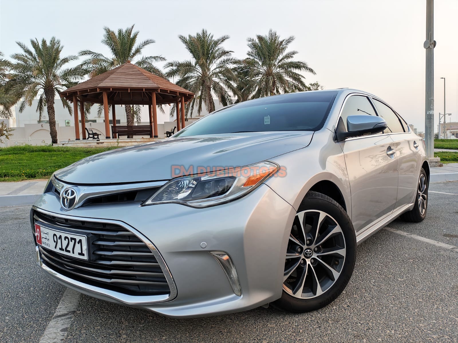2017 Toyota Avalon SE+, photo 2 of 11