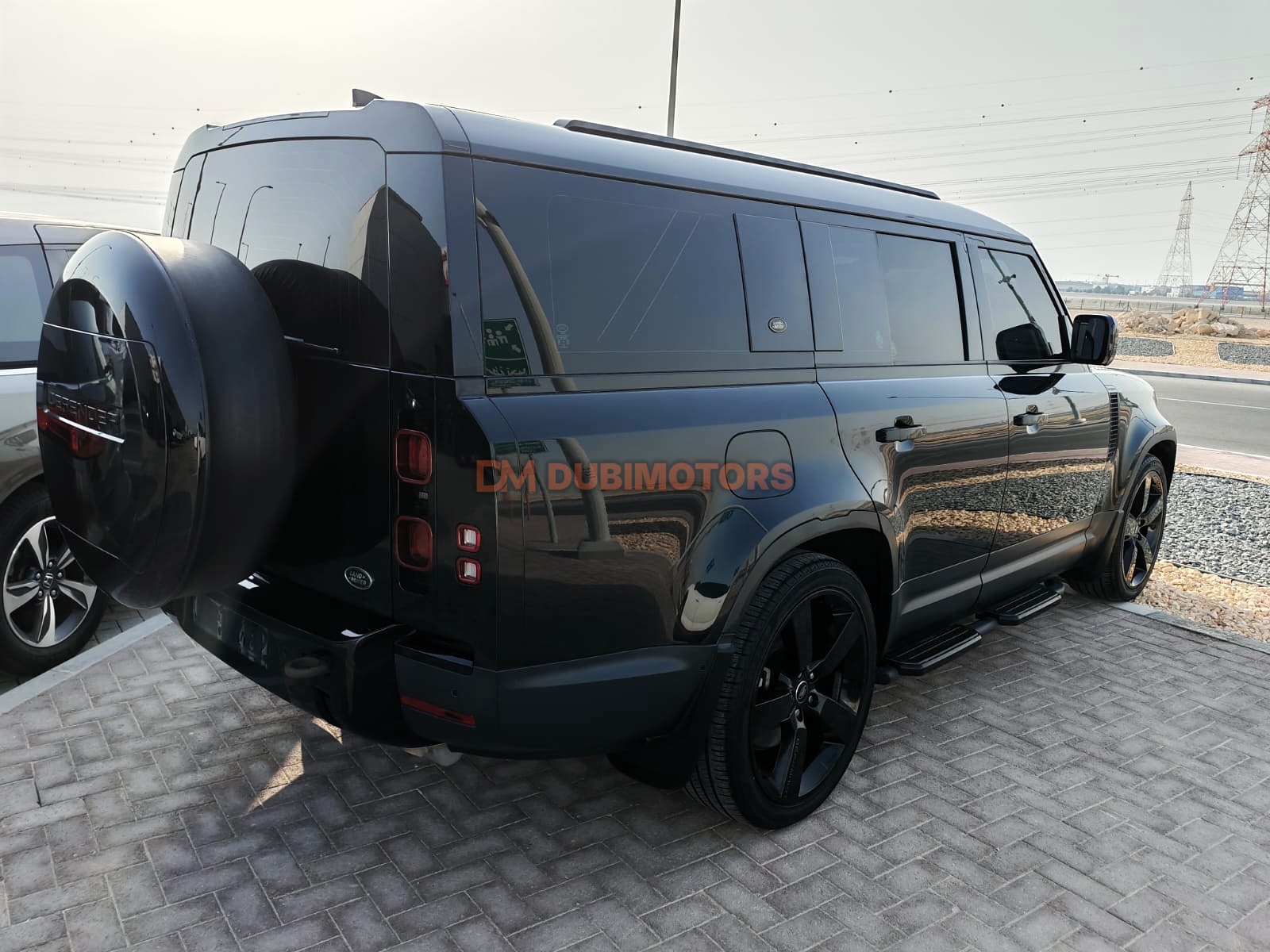 2023 Land Rover Defender 110 SE for Sale in Abu Dhabi, photo 2 of 13
