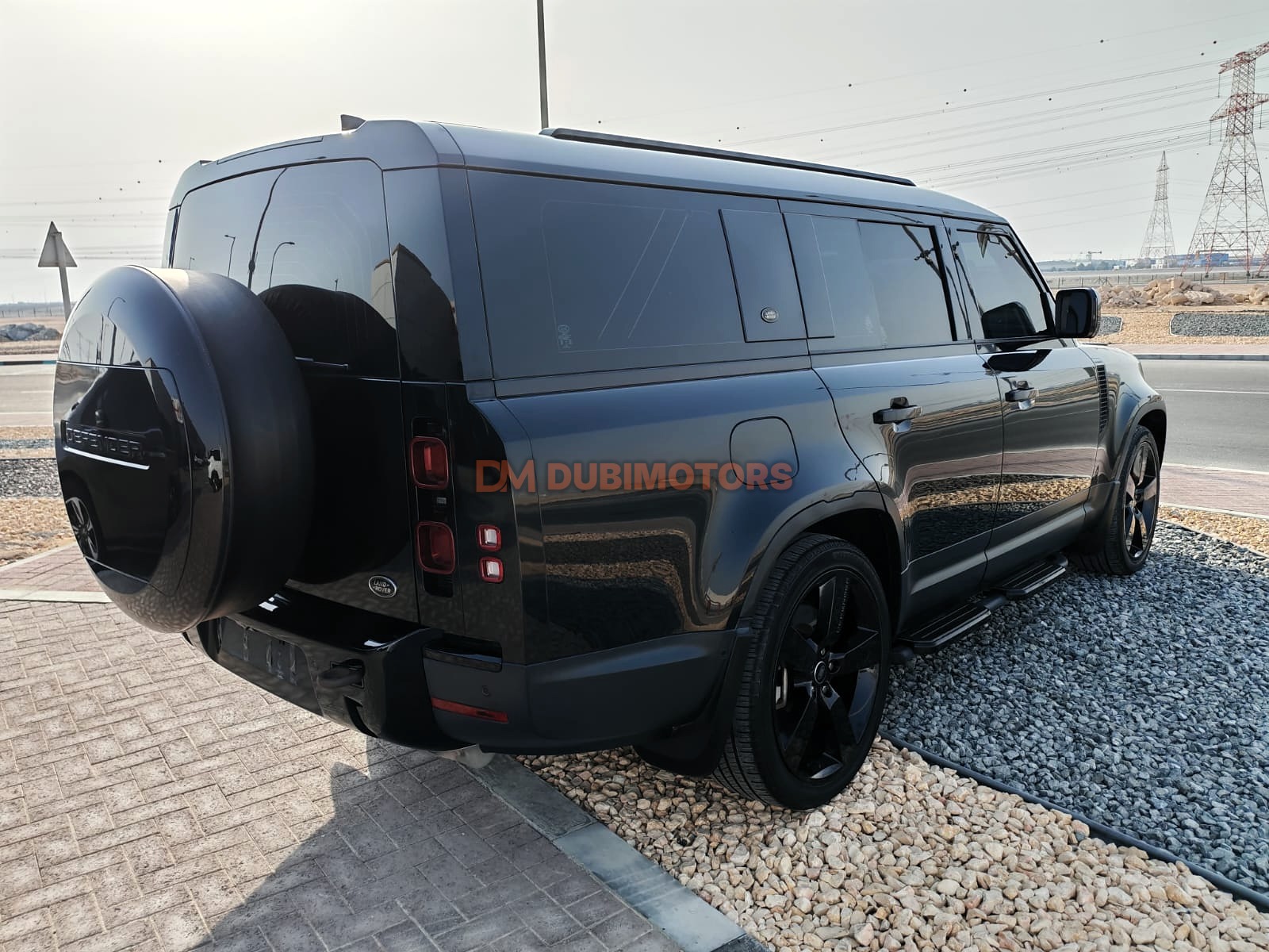 2023 Land Rover Defender 110 SE for Sale in Abu Dhabi, photo 3 of 13