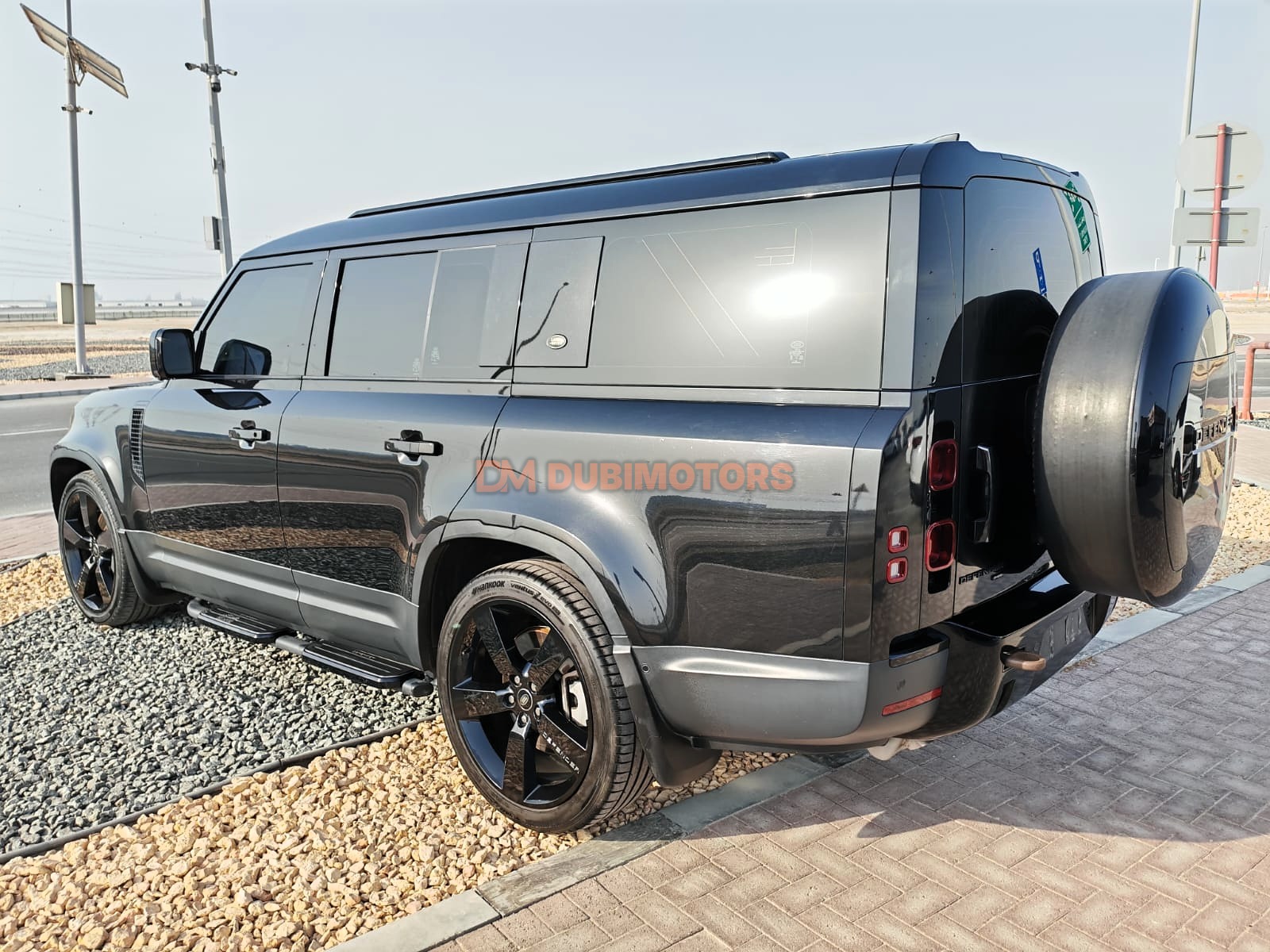 2023 Land Rover Defender 110 SE for Sale in Abu Dhabi, photo 4 of 13