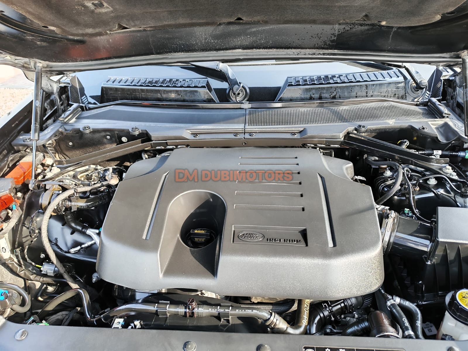 2023 Land Rover Defender 110 SE for Sale in Abu Dhabi, photo 5 of 13