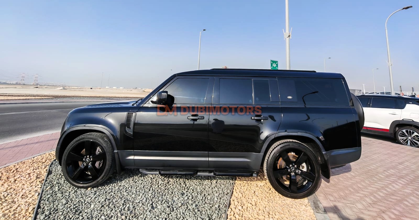 2023 Land Rover Defender 110 SE for Sale in Abu Dhabi, photo 7 of 13