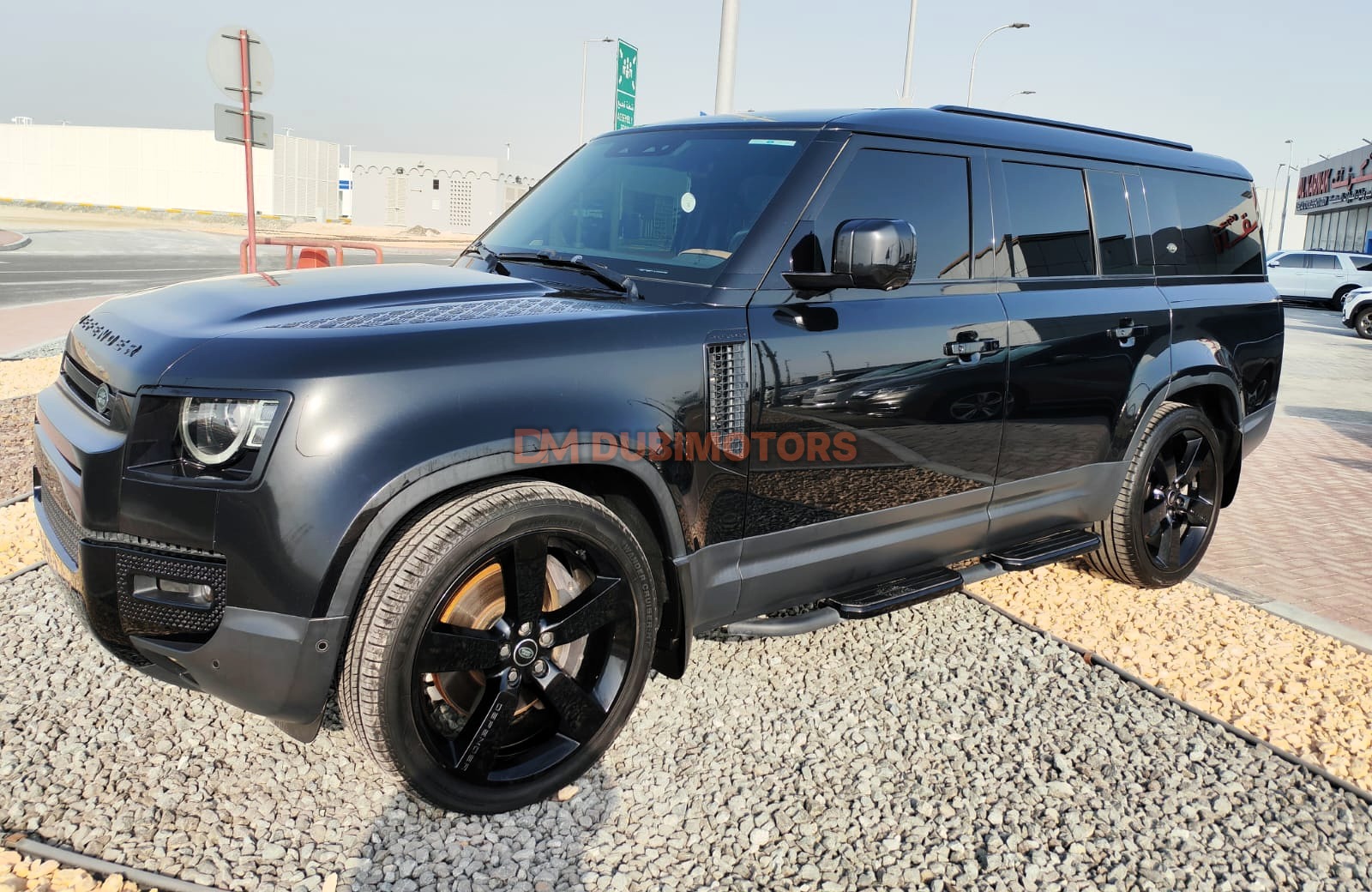 2023 Land Rover Defender 110 SE for Sale in Abu Dhabi, photo 8 of 13