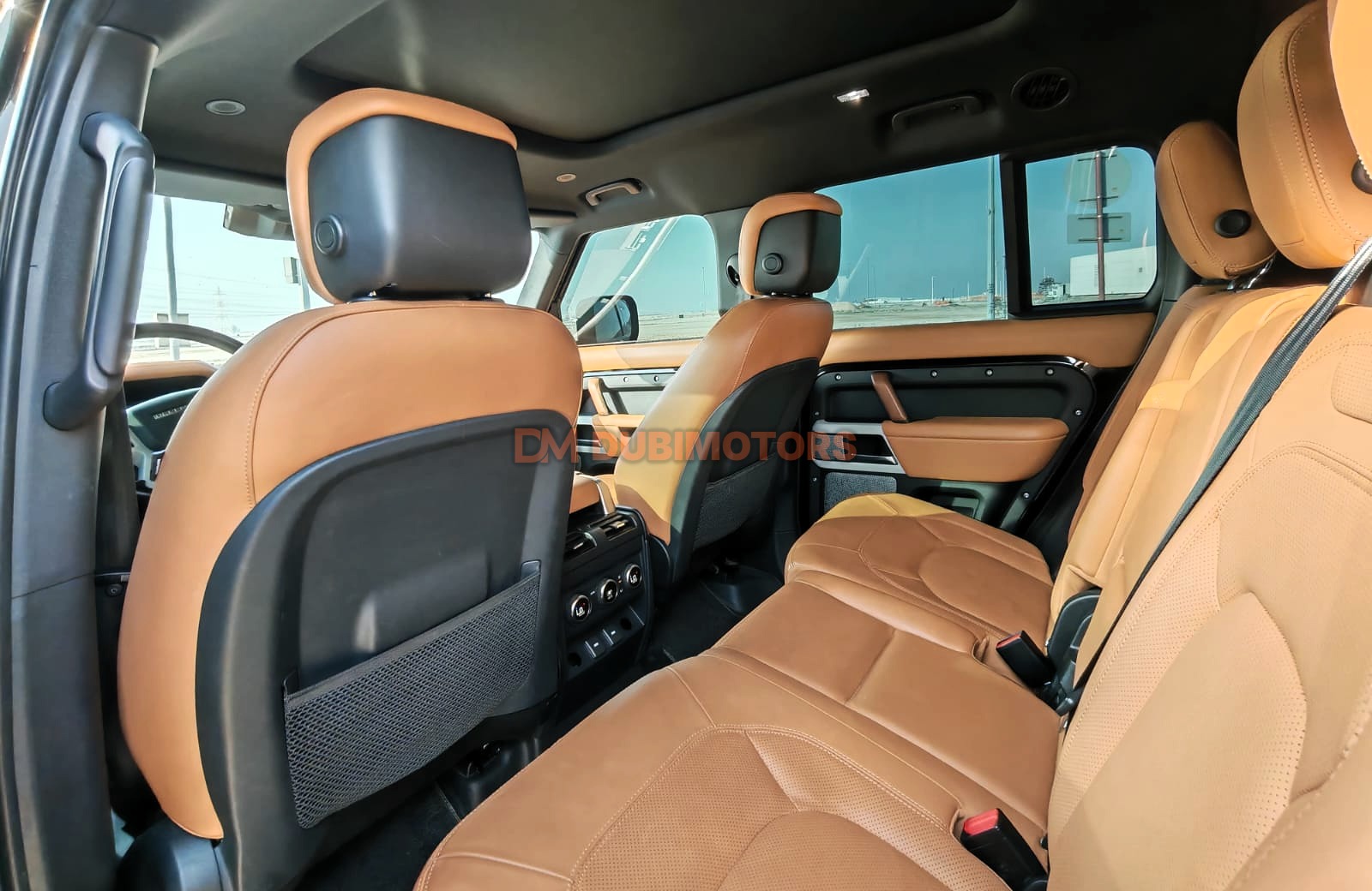 2023 Land Rover Defender 110 SE for Sale in Abu Dhabi, photo 11 of 13